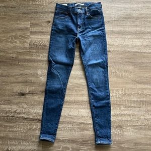 Women’s Levi’s High Rise Super Skinny Jean. Size 25.